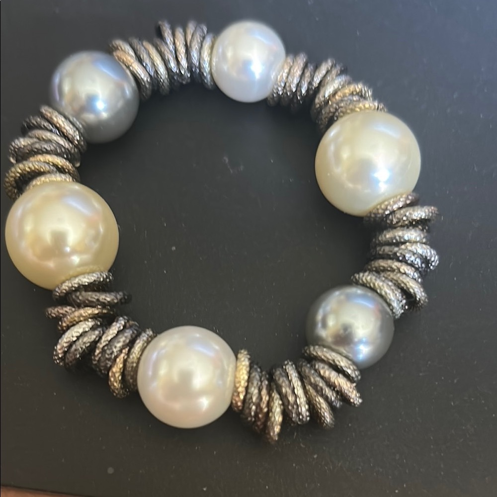 Elegant Pearl and Silver Bracelet